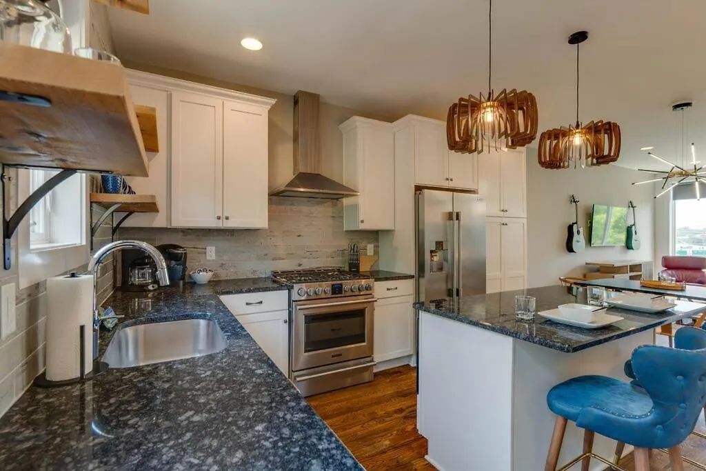 Holiday home Perfectly Located-Walk To Bars- Close To Broadway Nashville